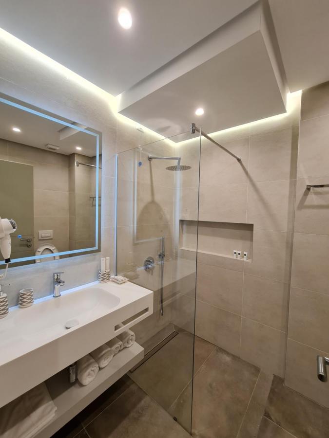 Hotel Aross Kanine ภายนอก รูปภาพ