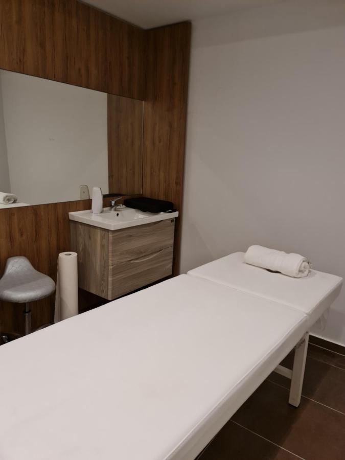Hotel Aross Kanine ภายนอก รูปภาพ